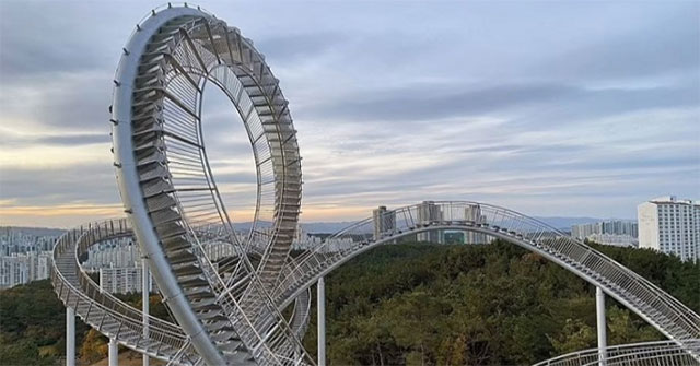 Winding stairs like a roller coaster