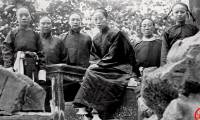 A series of photos of the imperial harem of Emperor Guangxu of the Qing Dynasty: The empress with a hunched back, the concubines plump.