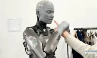 Amazing reaction of a robot with a lifelike expression