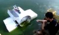 Automatic machine picks up garbage on the water