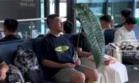 Being mocked for carrying a leaf on the plane, the young man shocked everyone when he revealed its 'origin'