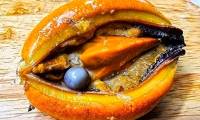 Buying red mussels to eat, the man cried tears of joy when he found this