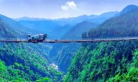 China built a temporary bridge in the middle of the sky, no pillars, no cables, but still able to withstand a weight of 45 tons.