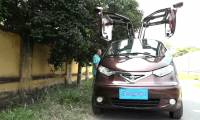 Close-up of electric cars going 100km cost 15,000 Vietnamese workers' electricity bills, praised by foreign newspapers