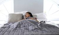 Covering yourself with a thick blanket can help cure insomnia.