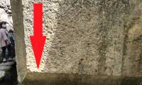 Despite the laws of physics, the 500-ton rock keeps hanging in the air - The experts are also helpless!