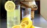 Drinking lemon juice daily helps prevent kidney stones
