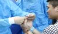 For the first time in the world, Vietnamese doctors transplant the hands of living people to patients