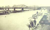 How has Ben Nua, located at the foot of Long Bien Bridge, changed over the past century?