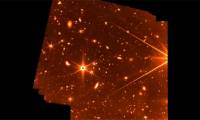 Hundreds of distant galaxies seen through the James Webb . telescope