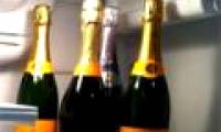 Minh froze the refrigerator does not ruin champagne
