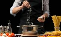 People who eat too much salt will have these 5 symptoms, quickly adjust before illness strikes.