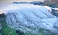 Rare video: Sea of ​​clouds rushing down the mountain like a waterfall