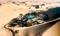 Strange oasis in the heart of the desert: It doesn't rain all year round, but the temperature is only 25-30 degrees Celsius, there is a 'panacea' lake