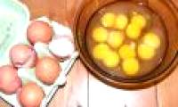Strange story: Half a dozen eggs have two yolks
