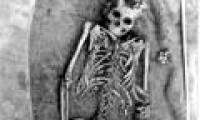 The body of the mother and her two children over 7,000 years old