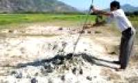The eruption mud in Ninh Thuan can be bathed