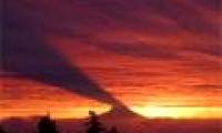 The image of the spectacle of the mountain shadow splashes into the clouds