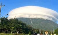 The magical cloud appeared on the top of Ba Den mountain (Tay Ninh), making people constantly excited.