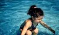 The photo makes the network debate: Is she above or below the water?