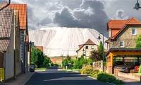The snow-white mountain stands tall in the middle of the green plain: Unexpectedly, it is a giant garbage dump!