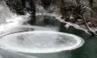 The strange ice circle rotates in the middle of the American river