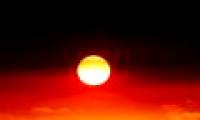 The sun 'imitates' the aboriginal flag in the bushfire in Australia