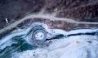 The tape rotates in the frozen river in China