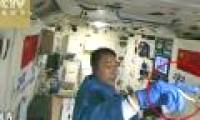 Video: Chinese astronauts play with silkworms in space