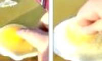 Video: Cold weather, broken egg has frozen for a few seconds