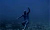 Video: Divers running under the water with speed