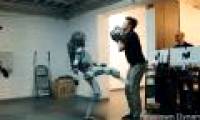 Video revenge robot after being beaten to cause network fever