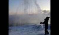 Video: The boiling water froze when it was lifted high under the sky