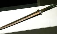 Why are the weapons in the 2,000-year-old Qin Shi Huang tomb still shiny?