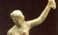 Why does the ancient Roman gladiator statue have a strange posture?